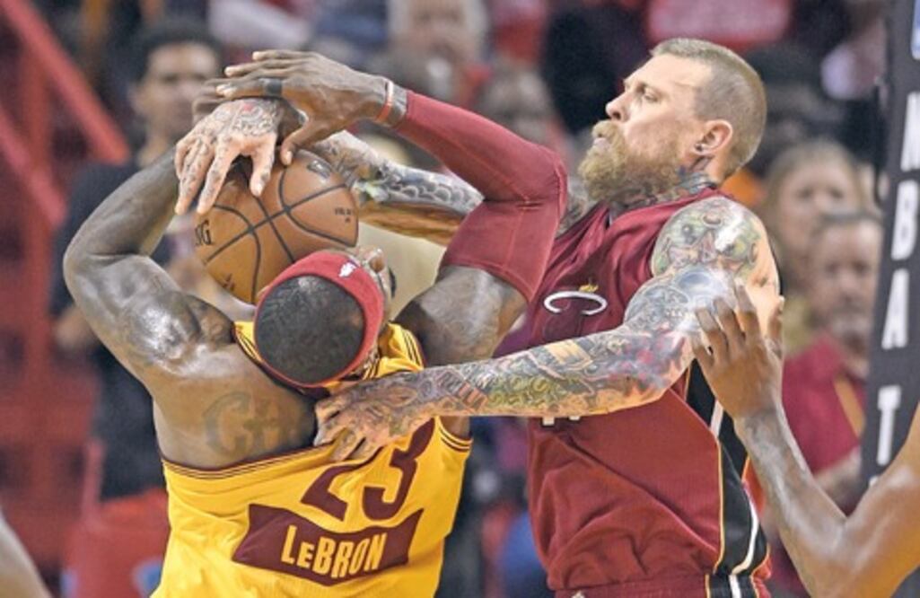 El Heat no deja ir vivo a LeBron