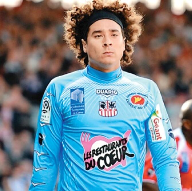 Memo Ochoa sucumbe en un candente clásico corso