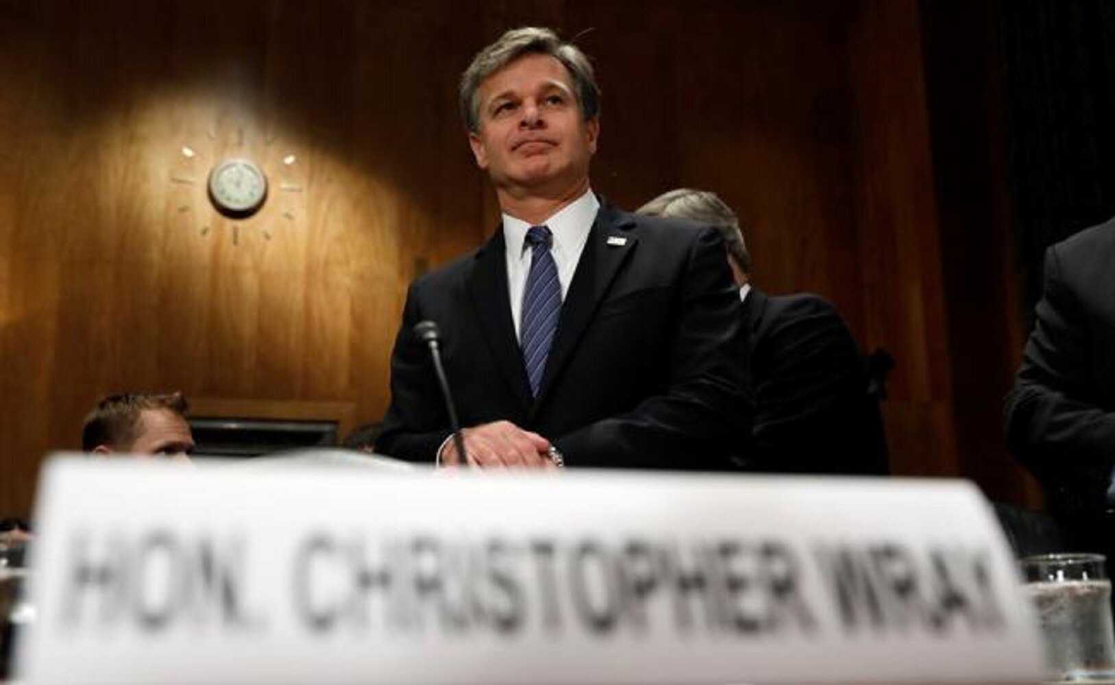 Director del FBI podría dimitir por presiones de gobierno de Trump: medios