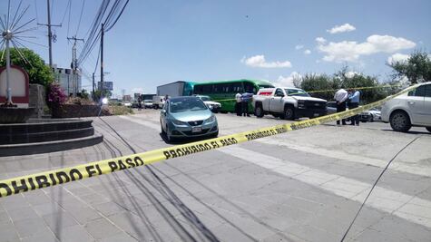 Caen tres por asalto a cuenta habiente en Plaza Constitución