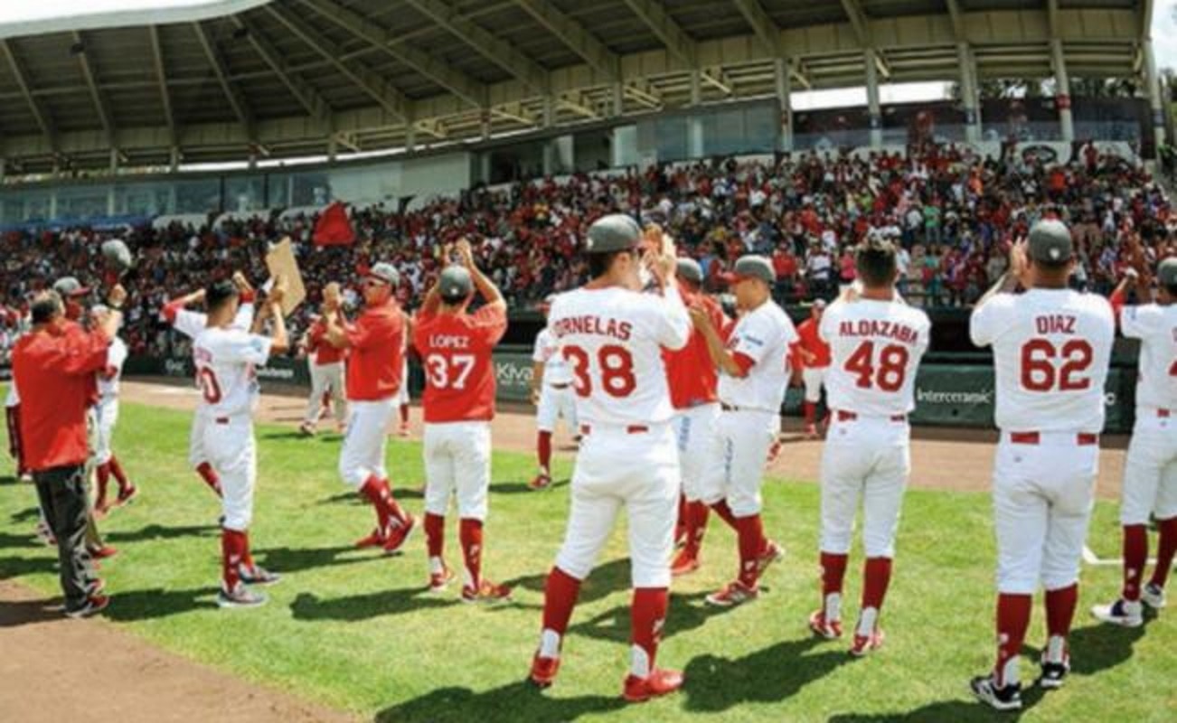 Pingos dejan estadio "maldito"