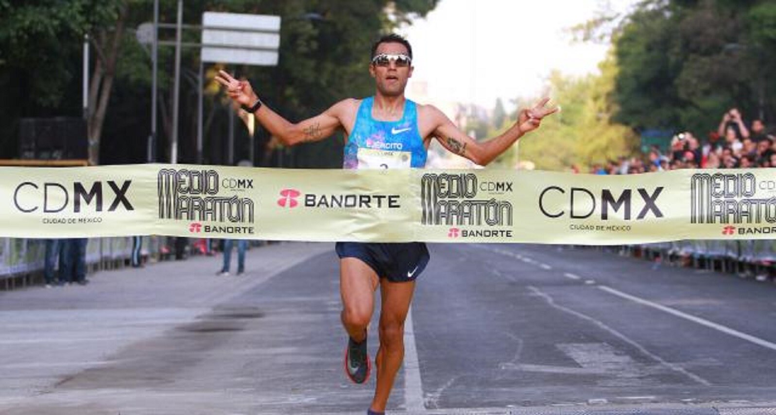 Alienta público a que Barrios gane medio maratón CDMX