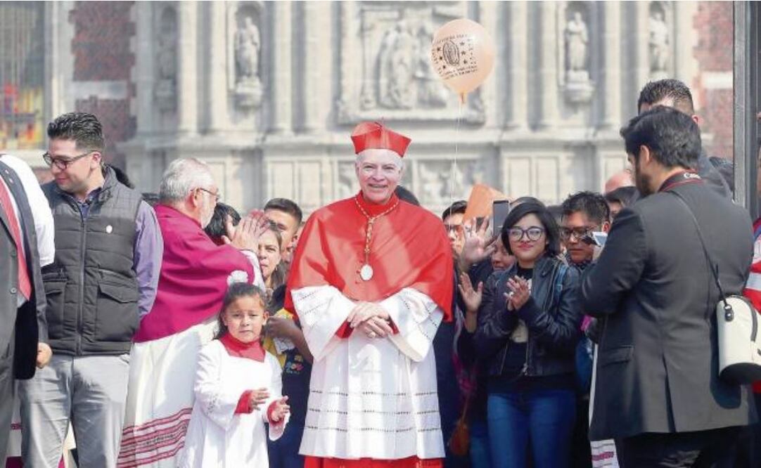 El cardenal Carlos Aguiar esperó ayer en la entrada de la Basílica de Guadalupe a la 24 Peregrinación Anual de la Arquidiócesis. BERENICE FREGOSO. EL UNIVERSAL