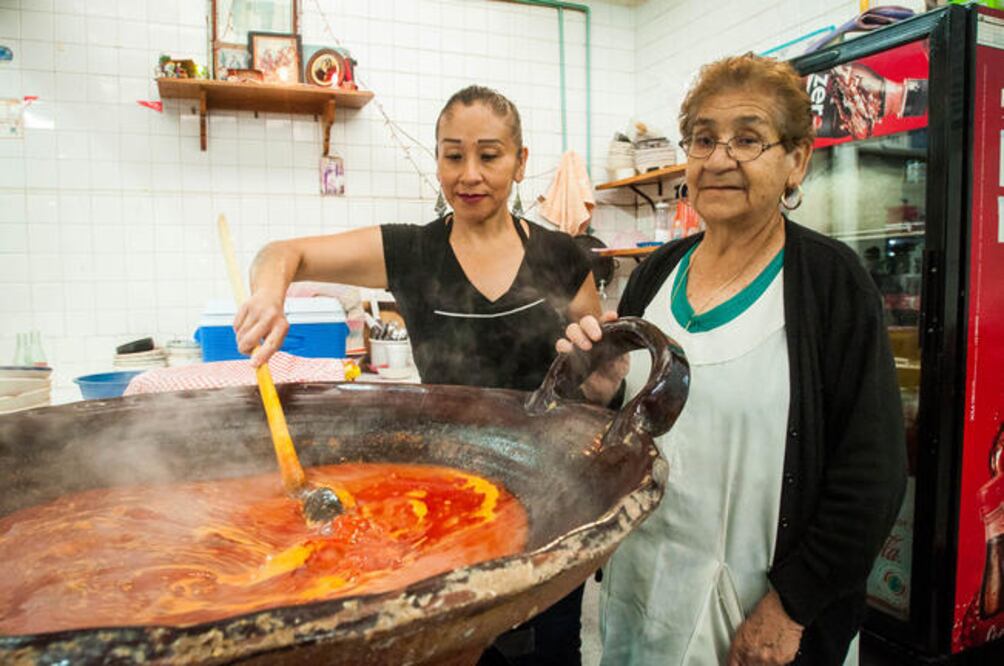 Anita vende en el tradicional espacio de comercio de la capital queretana desde los 11 años de edad, cuando todavía estaba en lo que es ahora Plaza Fundadore s ; su padre era carnicero, labor que continuó junto con su esposo (RICARDO LUGO. EL UNIVERSAL)