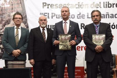 El Marqués regala a niños libro de Carranza 