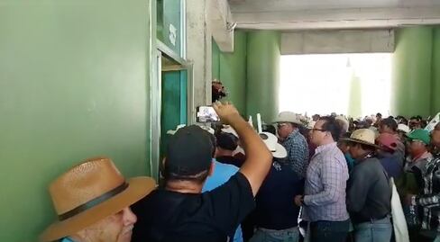Ejidatarios de Peña Colorada rompen vidrios y tiran una puerta en el Manuel Gómez Morín