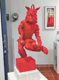 Danzantes y tradiciones representados en esculturas