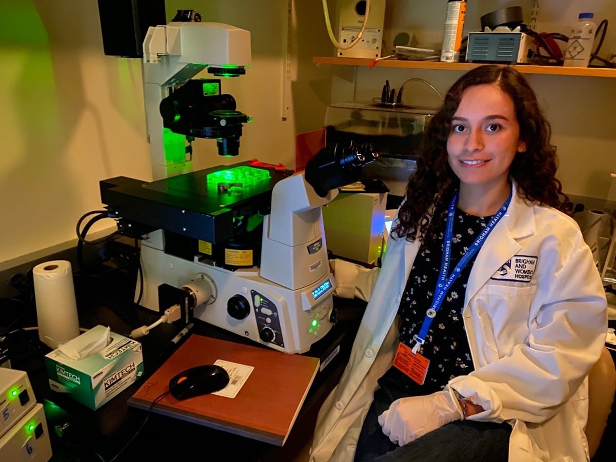 Joven queretana hace estancia de investigación en Harvard Medical School