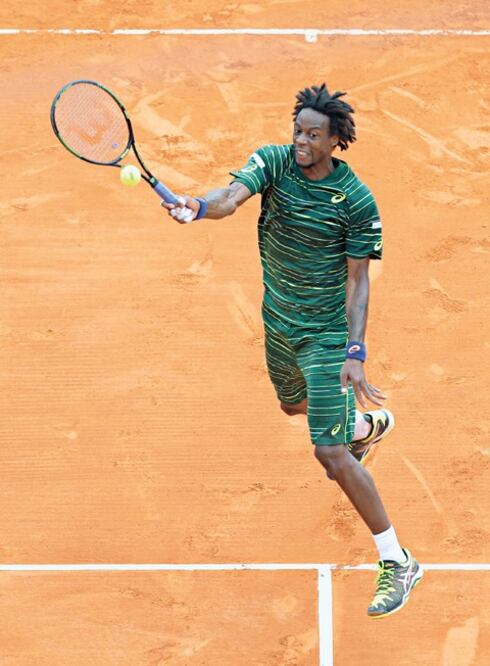 Roger tropieza y Nadal se mantiene