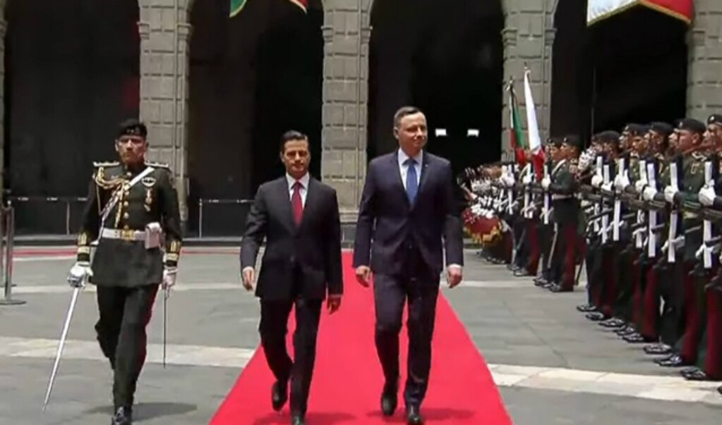 Peña Nieto recibe en Palacio Nacional al presidente de Polonia