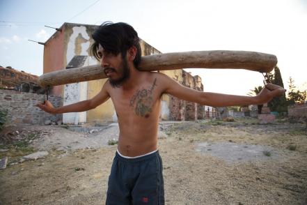 “Ladrones”, felices por participar en el Viacrucis