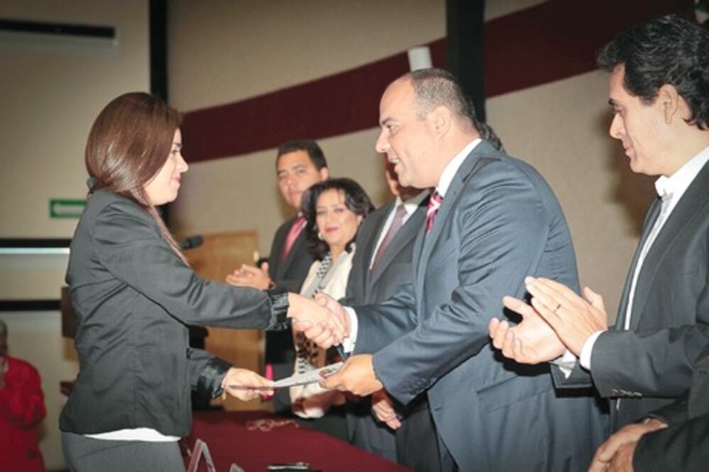 Entregan becas para diplomado