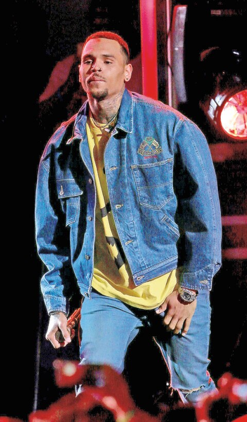 Chris Brown insulta a mujer