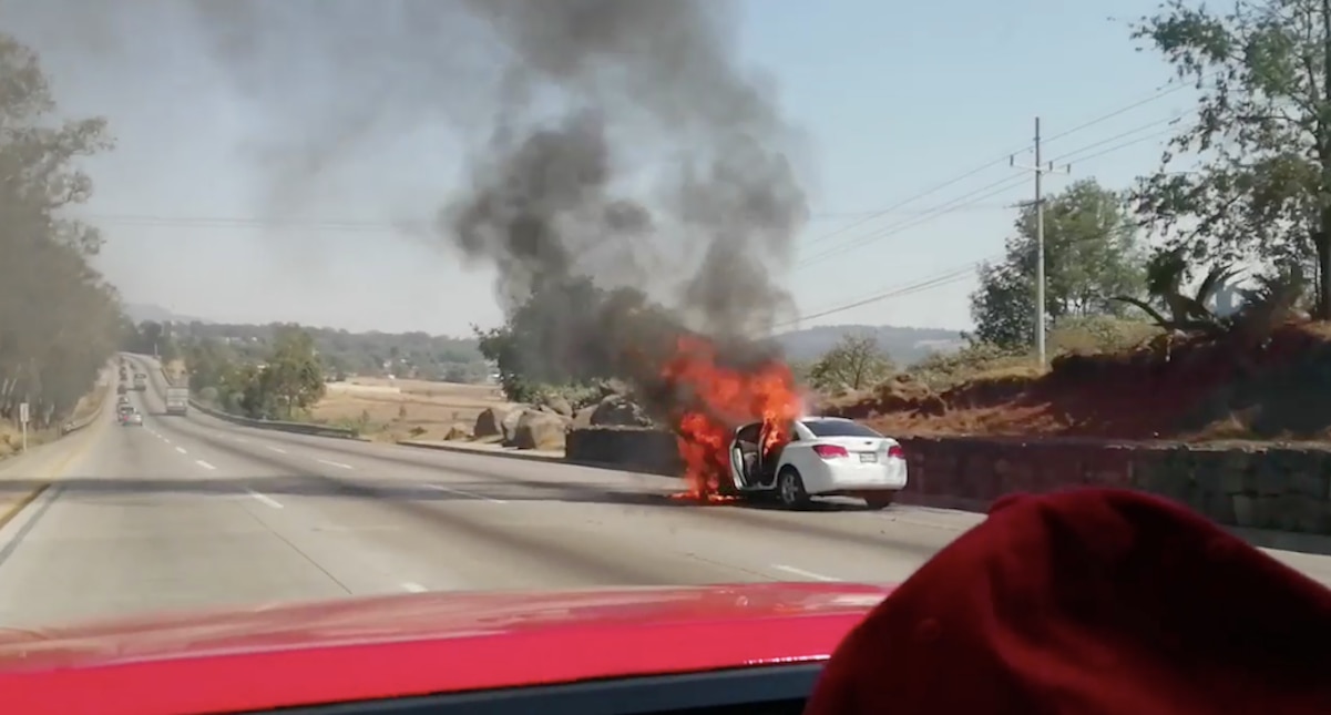 Se incendia vehículo en la autopista México-Querétaro 