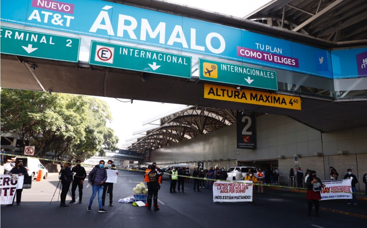 Papás de niños con cáncer bloquean accesos del AICM; amagan con cierres cada martes