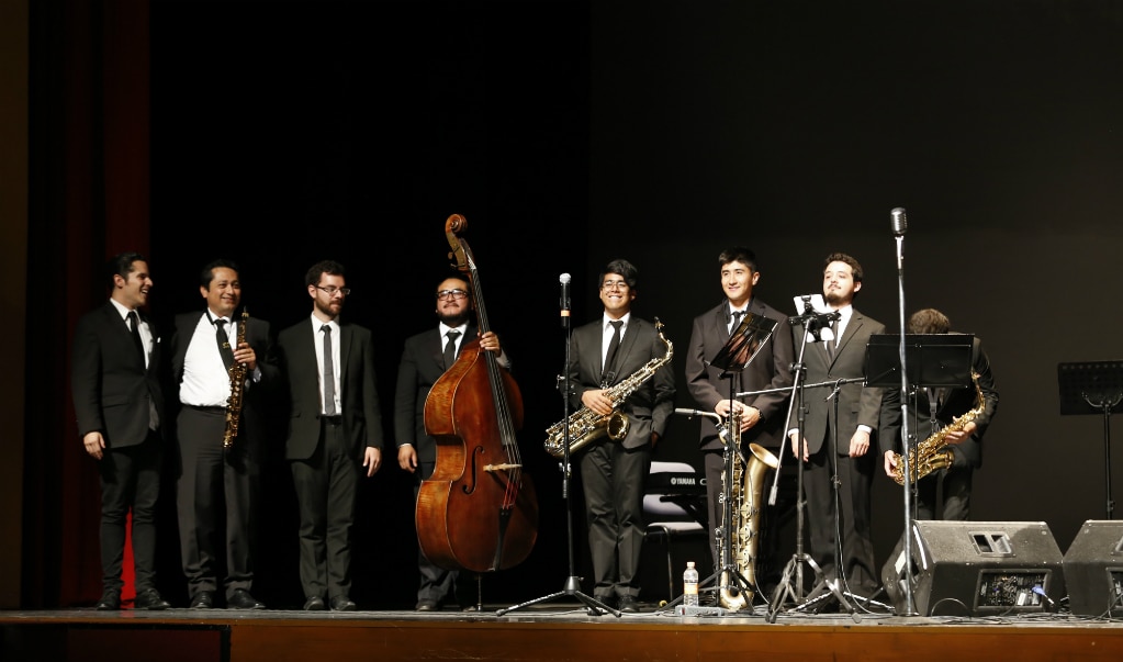 Sonido sax acompañado de músicos sorpresa