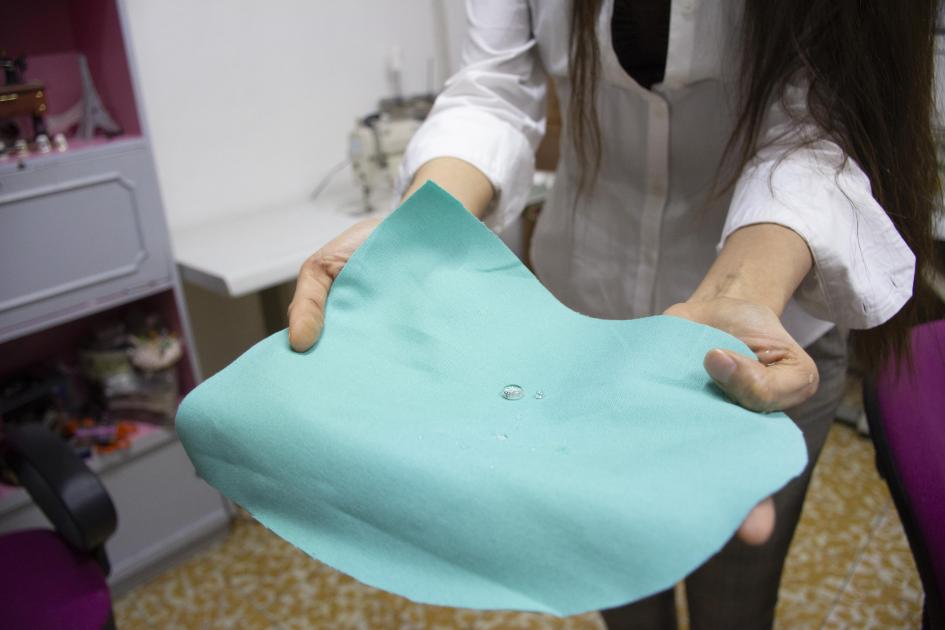 Universitarios fabrican batas para proteger del Covid-19 