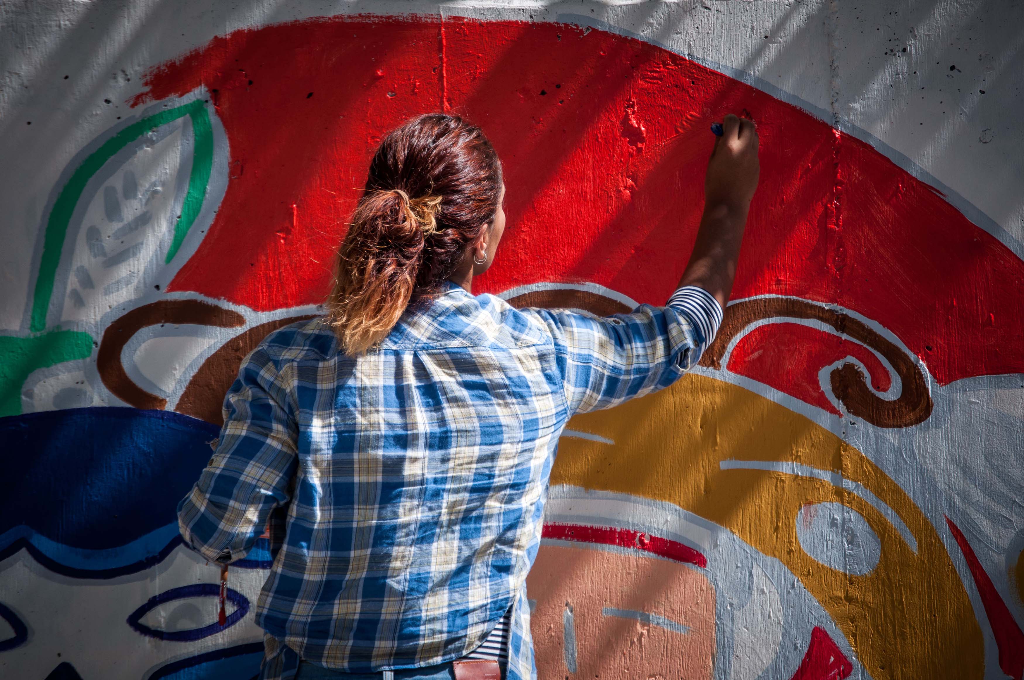 Llenan de color 108 muros en la capital