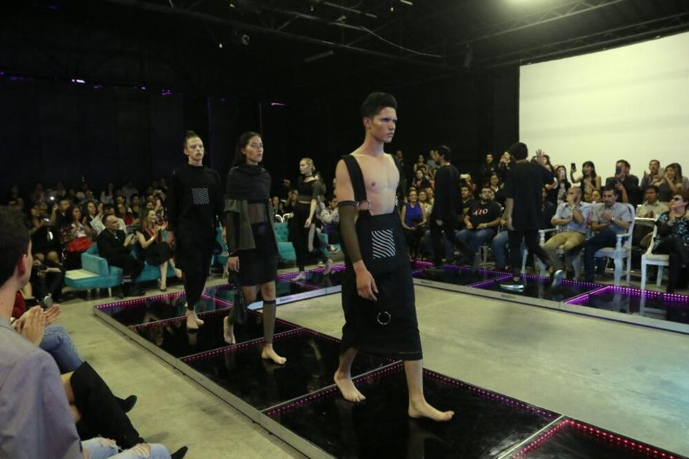 El “Holi Dance Fashion Show”, celebrado en las instalaciones del Centro Cultural Hangar, se convirtió en el runway ideal para que Lydia Lavín y su hija Montserrat Messeguer mostraran parte de su colección, recientemente presentada en Milán.