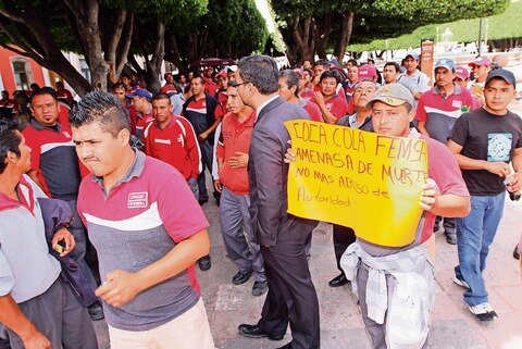 Exigen trabajadores de FEMSA liquidación