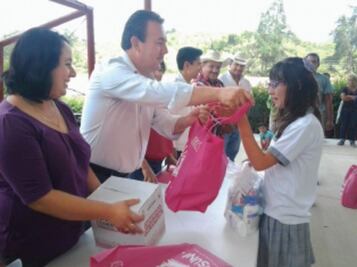 Entregan apoyos a jóvenes indígenas 