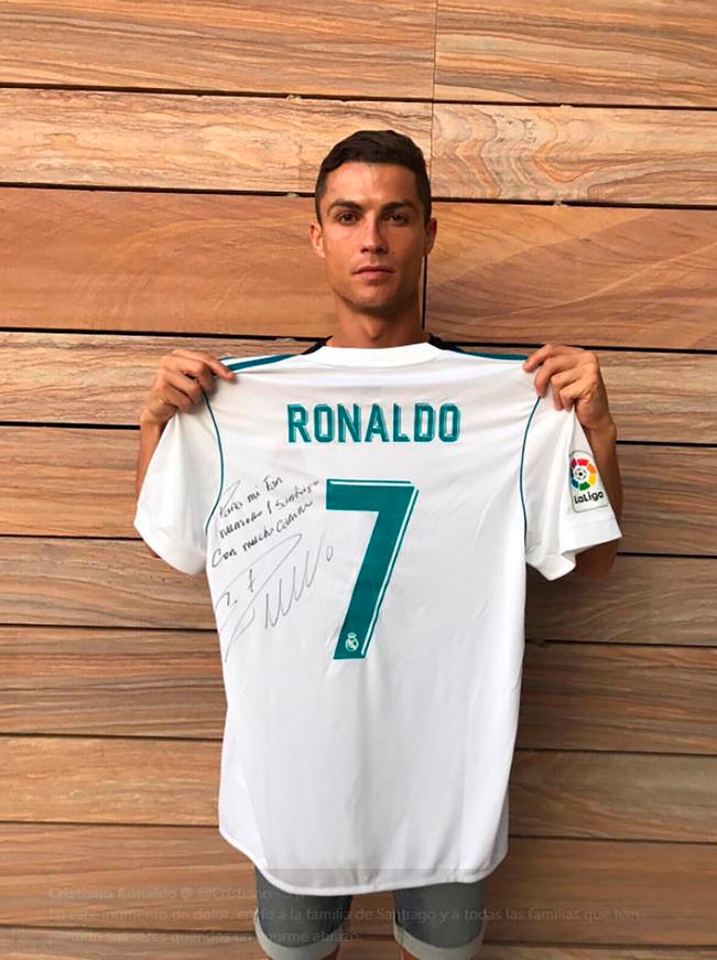 CR7  dice adiós a niño víctima del terremoto