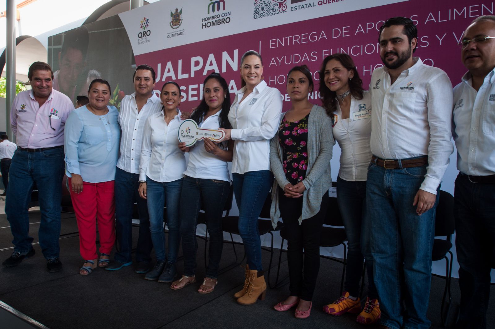 DIF Estatal reparte apoyos en Jalpan