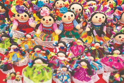 Inicia comercialización de la muñeca otomí 