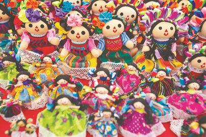 Inicia comercialización de la muñeca otomí