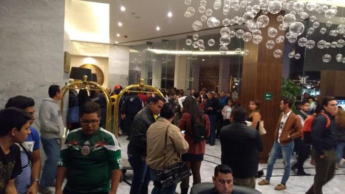 La seguridad apenas pudo contener a los seguidores en San Luis (EDGAR LUNA. EL UNIVERSAL)