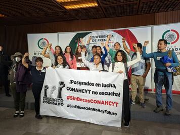 Estudiantes de la UAQ protestan en CDMX; exigen becas para posgrado