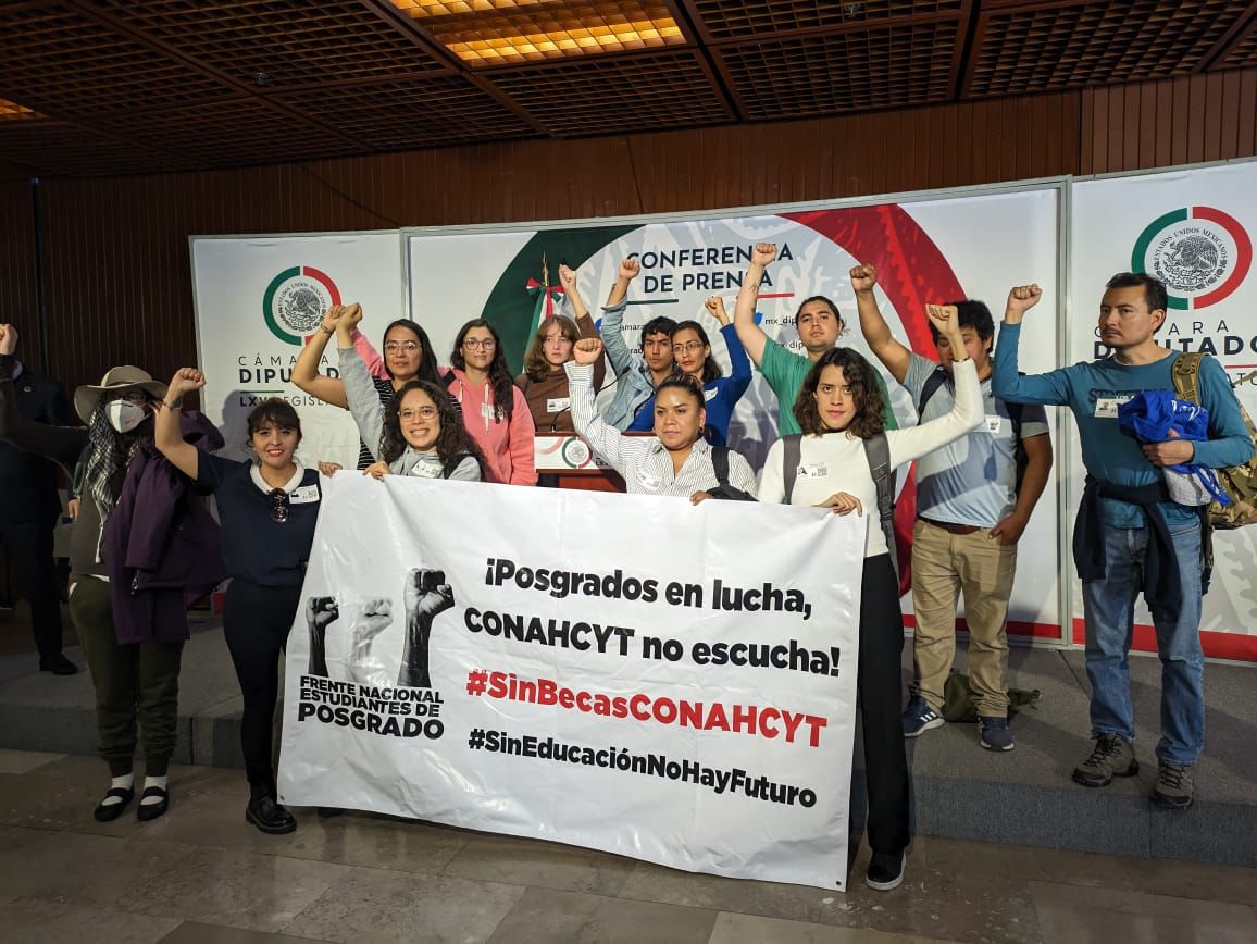 Estudiantes de la UAQ protestan en CDMX; exigen becas para posgrado