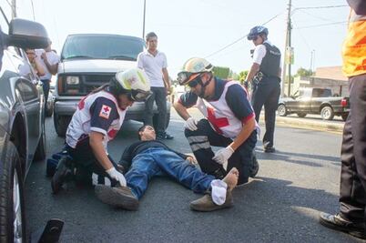 “Pegan” a paramédicos