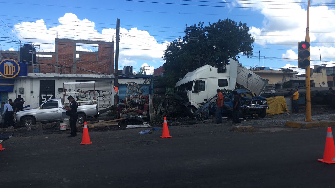 Tráiler se queda sin frenos en zona oriente de SJR