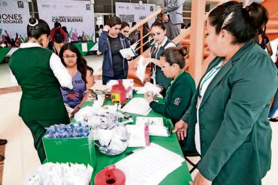 Afilian a estudiantes al IMSS