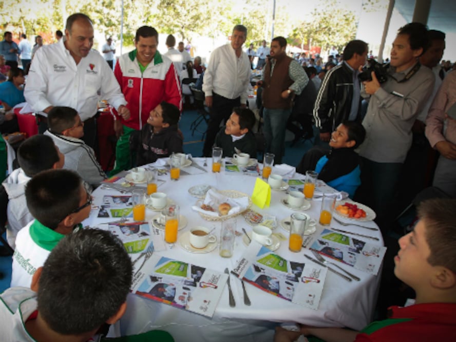 Se reúne Loyola con deportistas
