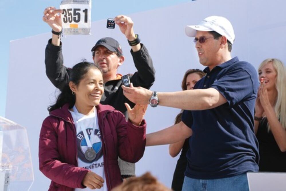 Paula llega ‘a la carrera’ y se va en automóvil