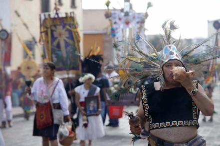 Tras dos años, concheros vuelven a calles de Querétaro 