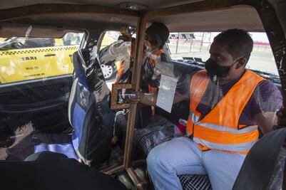 Con cabinas, taxistas evitan contagios del Covid-19 
