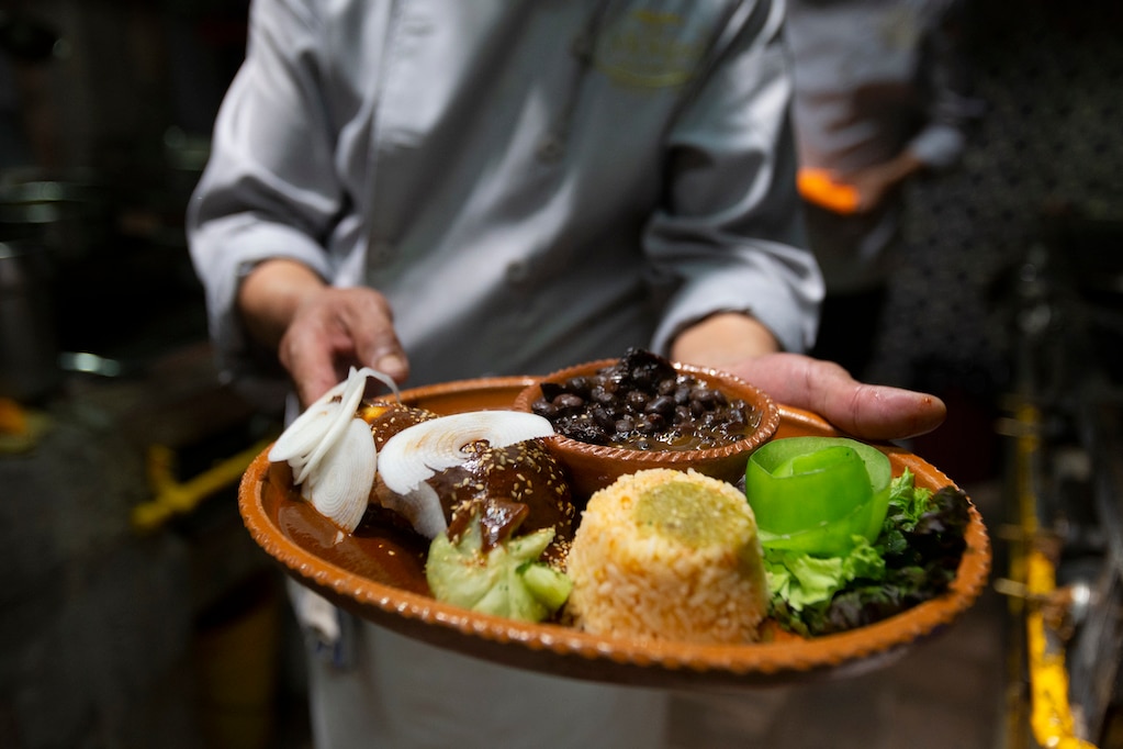 Al rescate de la gastronomía queretana; se prepara con garambullos, tantarrias y gusano de maguey