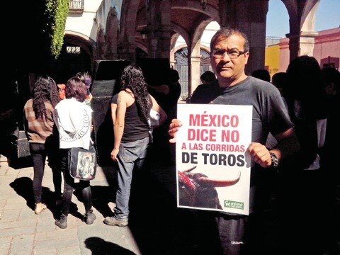 Protestan activistas