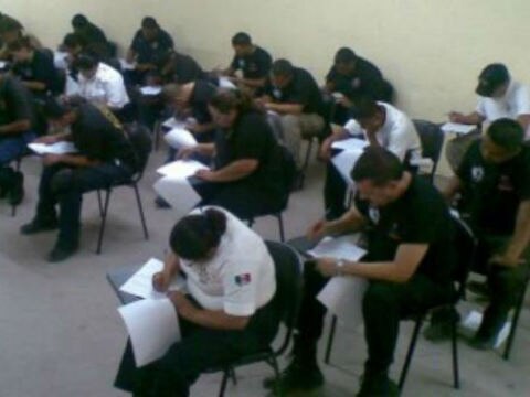 70 policías reprueban examen de confianza