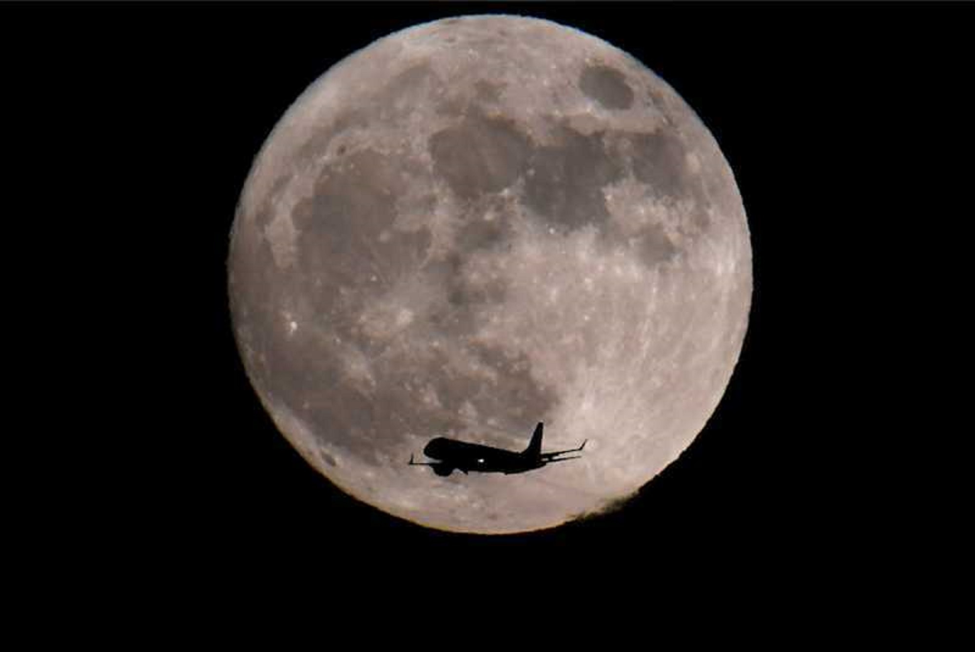 Superluna ilumina primera noche de 2018