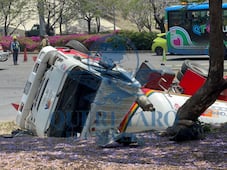 Vuelca pipa de gas en incorporación al Junípero Serra; operador resulta con lesiones menores