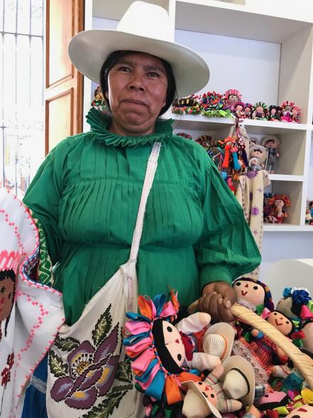 Muñequitas, artesanos mantienen su arte a la vanguardia 