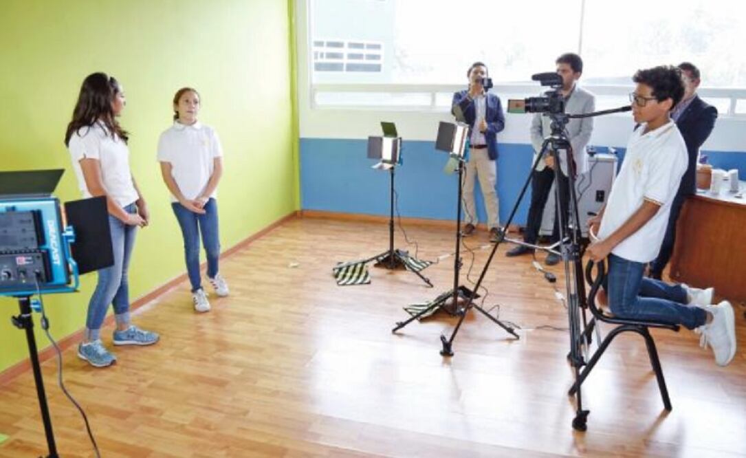 El Colegio Europeo Robert Schuman tiene un salón especial de grabación, conocido como “media club”. La pantalla verde es el escenario principal para los estudiantes, quienes participan en la producción de videos. Foto: AGUSTÍN SALINAS. EL UNIVERSAL
