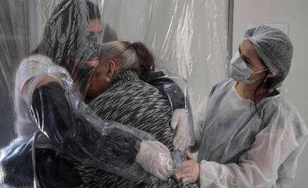 Para estar cerca de sus seres queridos, crean cortina de abrazos 