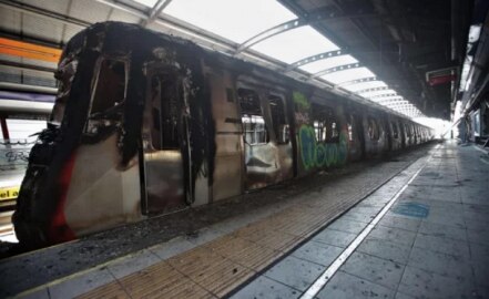 Así amaneció el metro de Chile tras las protestas contra el alza al pasaje