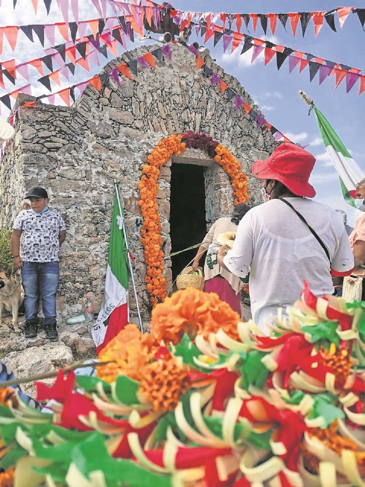 En Cadereyta montan una ofrenda otomí