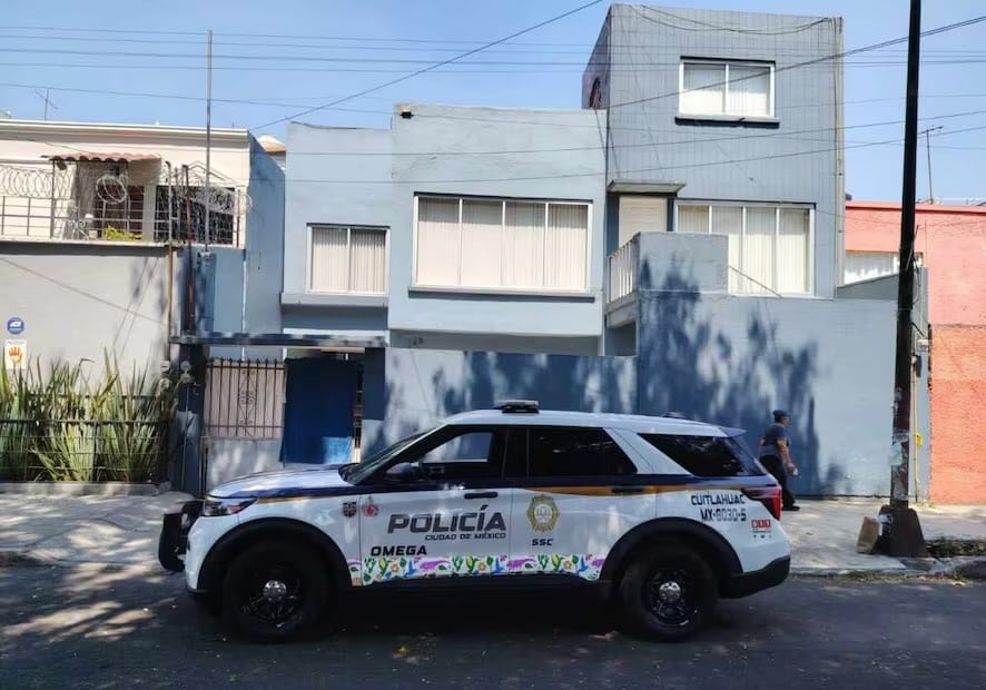 Familiares de las víctimas del multihomicidio en Azcapotzalco, realizan guardias en espera de que la Fiscalía General de Justicia capitalina coloque sellos en el inmueble. Foto: Especial